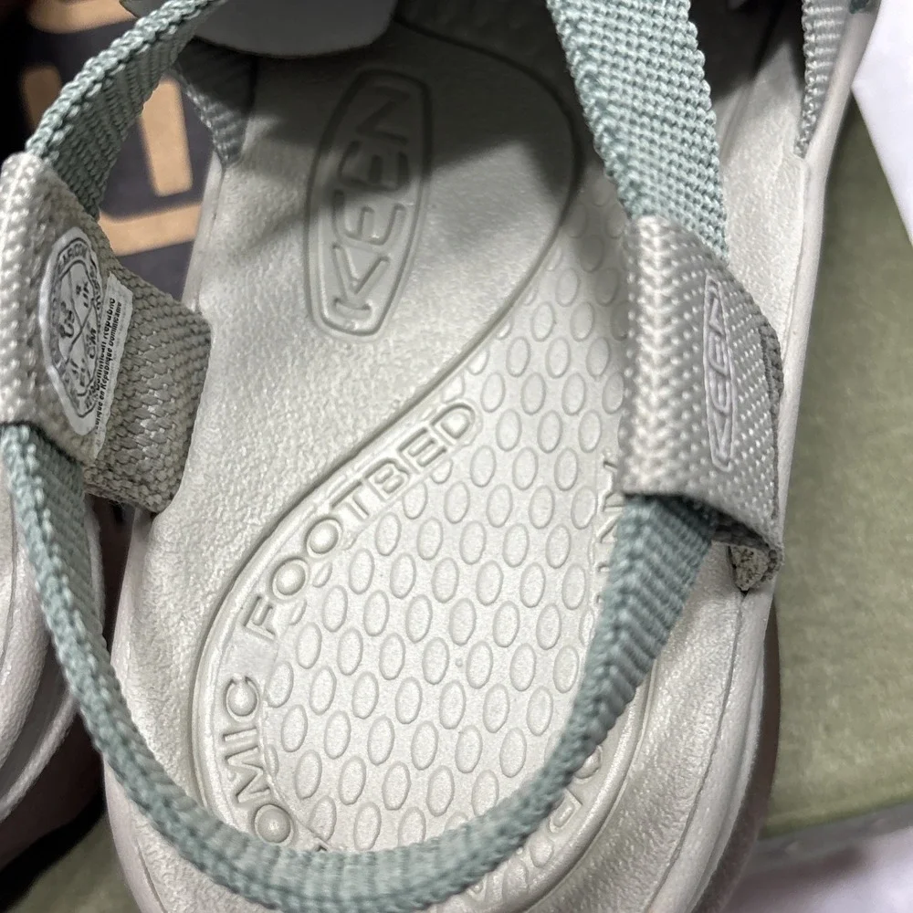 New With Box Keen Women's Whisper Sandals Lily Pad/ Plaza Taupe Sz 6.5 102